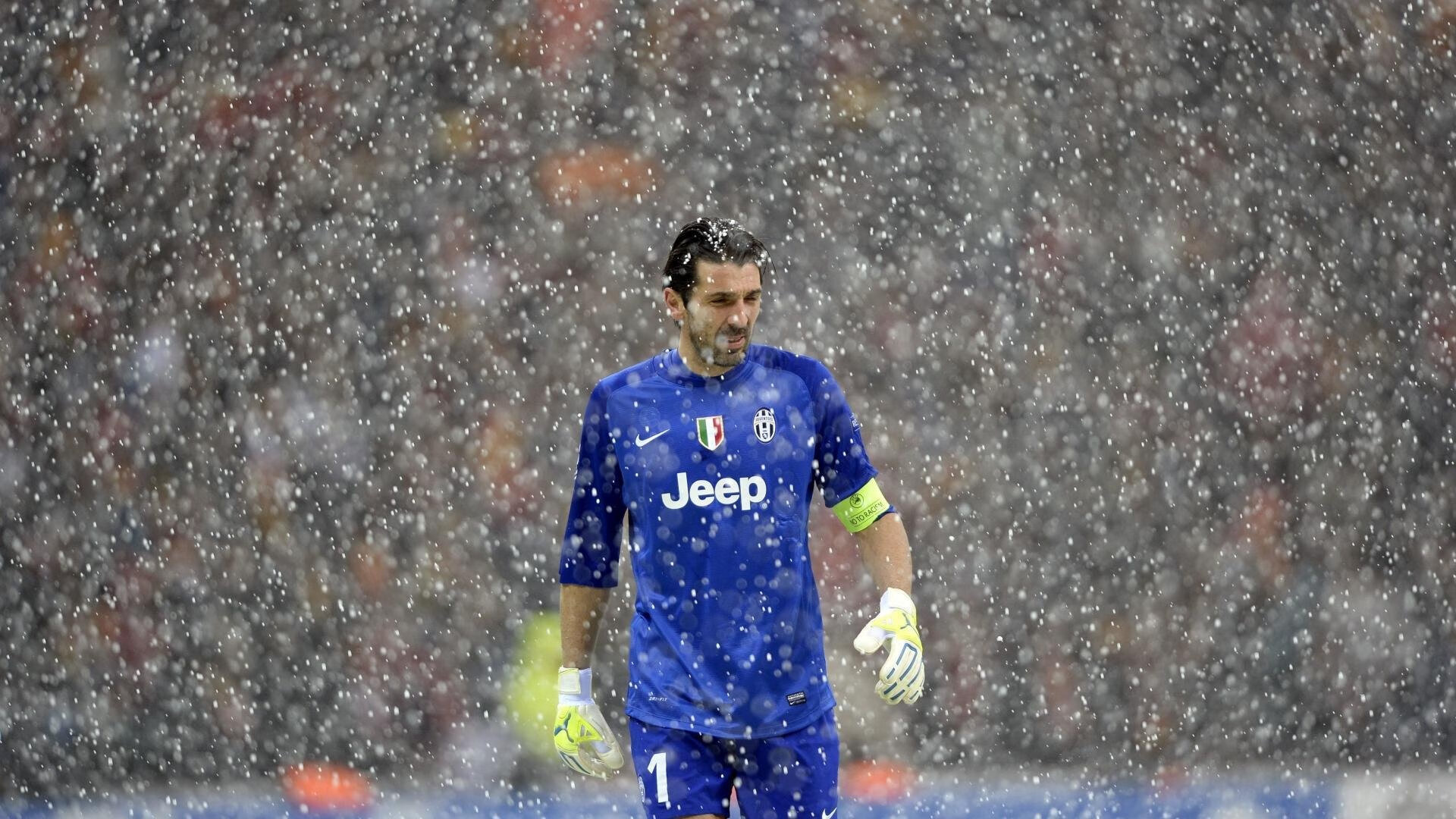 C罗赛后签名送给残障球迷感动现场,c罗签名的足球值多少钱