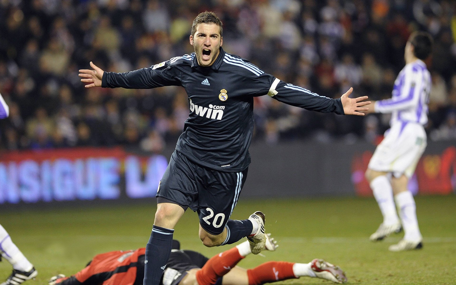 塞尔·拉恩：全黑队进攻中的快攻专家，每次带球突破都充满威胁